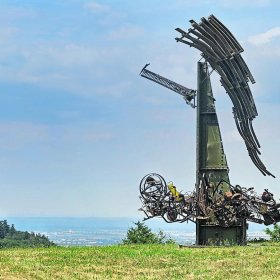 Georg-Friedrich Wolfs Großplastik eines modernen Erzengel Michael steht für einige Tage auf einem Feld an der Stettbacher Höhe, Danach wird er auf dem Darmstädter Friedensplatz zu sehen sein. Foto: Georg Friedrich Wolf