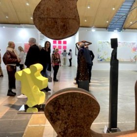 Durchblicke der besonderen Art: Georg Friedrich Wolf fertigt Puzzlesteine - aber was für welche! Entdeckungen sind auf der art Karlsruhe eigentlich überall zu machen.