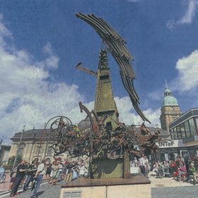 Enthüllt wurde nicht: Dafür ist Georg-Friedrich Wolfs Plastik, die nun für einige Wochen auf dem Darmstädter Friedensplatz steht, schlicht zu groß und vielkantig. Foto: Andreas Keim