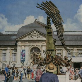 Kein Schrott aus Schrott: Die Skulptur auf dem Darmstädter Friedensplatz, die viel Beachtung findet, stellt den Erzengel Gabriel dar. Foto Samira Schulz