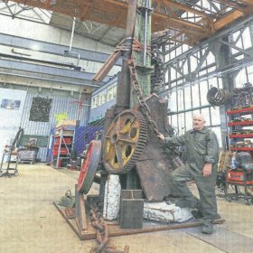 Besuch im Darmstädter Atelier von Georg-Friedrich Wolf auf dem Schenck-Gelände. Dort hat er die neue Pl~stik „Luzifer" gebaut, sie ist das Pendant zum „Erzengel Michael", der zuletzt ein Jahr lang auf dem Friedensplatz stand. Foto: Guido Schiek