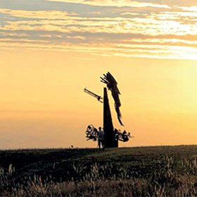 Der Erzengel Michael, ein Kunstprojekt des Stahlbildhauers Wolf, wurde im Sommer auf der Stettbacher Höhe errichtet. Bild: WOLF