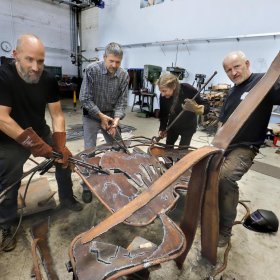 In einer großen historischen Fabrikhalle an der Landwehrstraße arbeiten (von links) Eelke van Willegen, Faxe Müller, Linda Verkaaik und Georg-Friedrich Wolf an einem von ihren Ikarus-Werken. Foto: Andreas Kelm